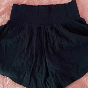 black waisted ruffle shorts